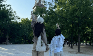 黄晓明带儿子参加生日宴！小海绵被奶奶搂在怀中，8岁大长腿随妈